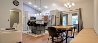 ☆☀︎❀3 Palms Oasis! Heated Saltwater Pool, Poolside TV, Near Beaches, Wi-Fi!