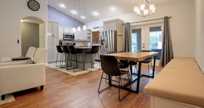 ☆☀︎❀3 Palms Oasis! Heated Saltwater Pool, Poolside TV, Near Beaches, Wi-Fi!