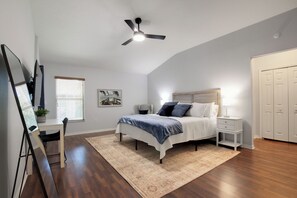 3 chambres, bureau, fer et planche à repasser, lit de bébé portatif