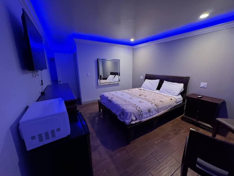 基础客房 | 1 多间卧室、办公桌、免费 WiFi、床单