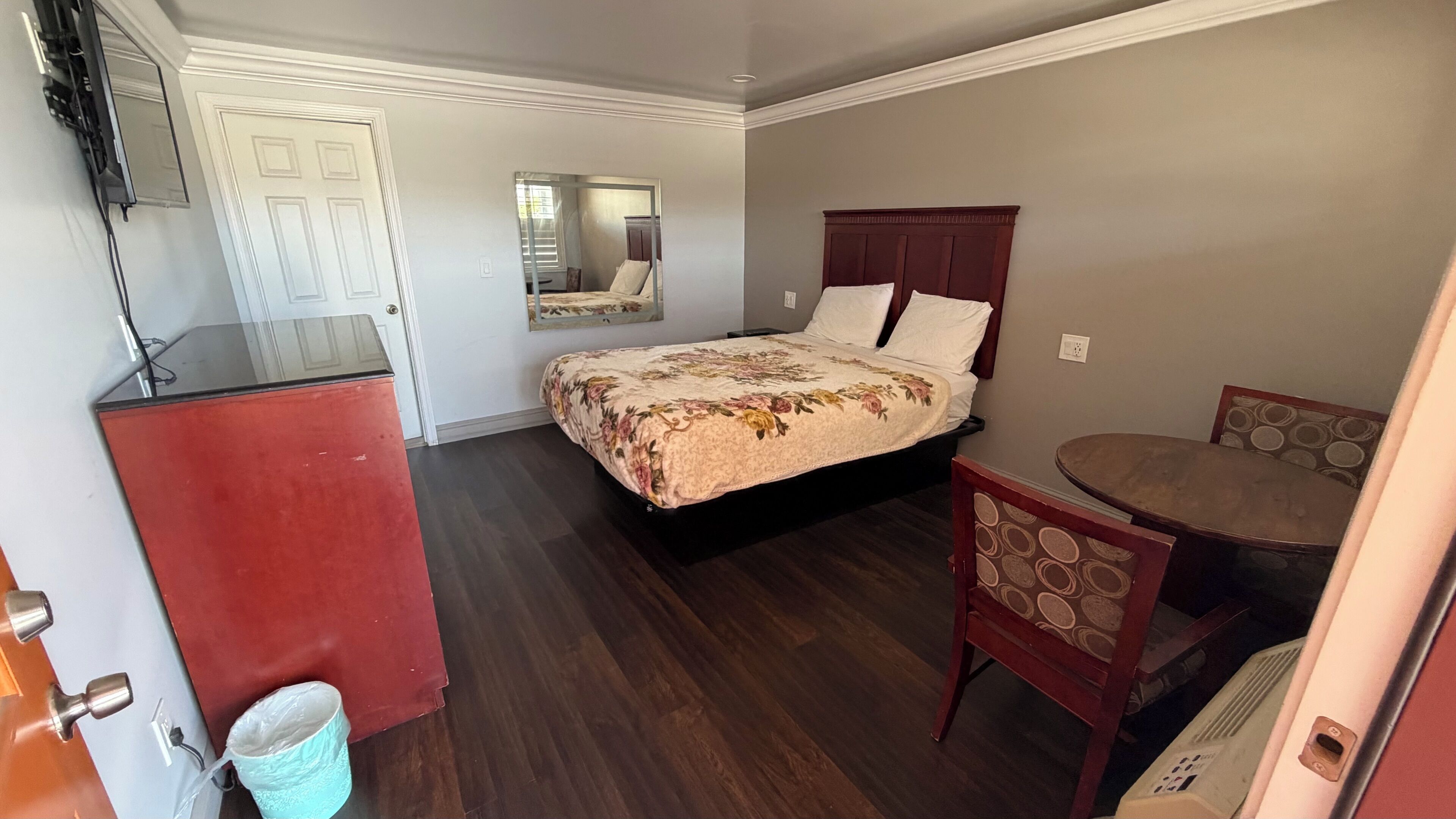 1 slaapkamer, een bureau, gratis wifi, beddengoed