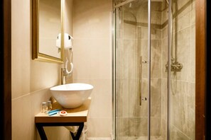 Standard Double Room | Bathroom | Rainfall showerhead, free toiletries, hair dryer, towels - La Colțul Castelului Bran Boutique (Bran)