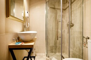 Standard Double Room | Bathroom | Rainfall showerhead, free toiletries, hair dryer, towels