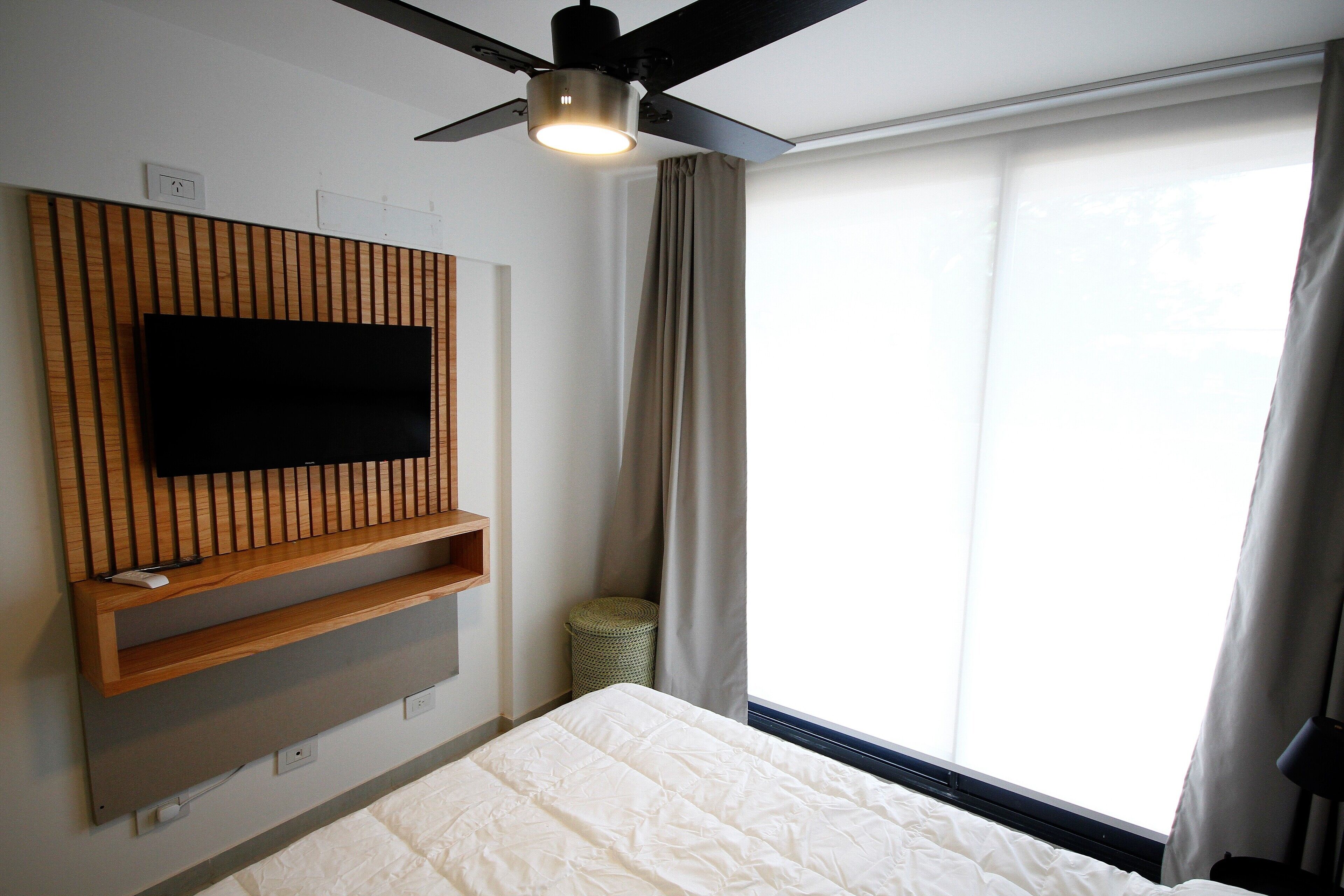 Deluxe-Apartment | Badezimmer | Dusche, Haartrockner, Handtücher, Seife