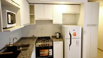 Full-sized fridge, microwave, oven, cookware/dishes/utensils