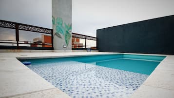 Una piscina al aire libre de temporada