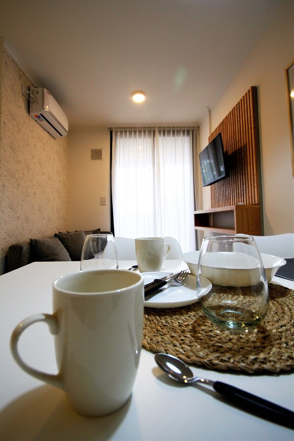 Deluxe Apartment | Living area | 32-inch Smart TV with digital channels, Netflix, streaming services - Departamentos General Paz by Lugar (Córdoba)