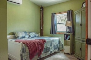 2 quartos, escrivaninha, ferros/tábuas de passar roupa