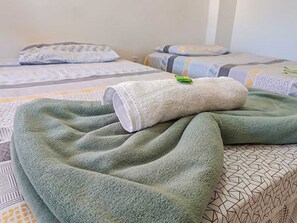 エコノミー ツインルーム | ミニバー、客室ごとに異なる装飾、デスク、ノートパソコン用作業スペース