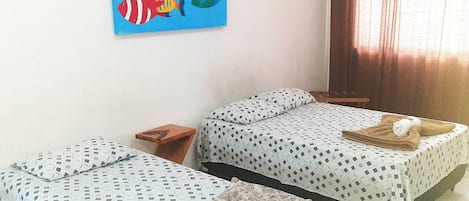 Familiekamer, Meerdere bedden | Een minibar, individueel gedecoreerd, een bureau, een laptopwerkplek