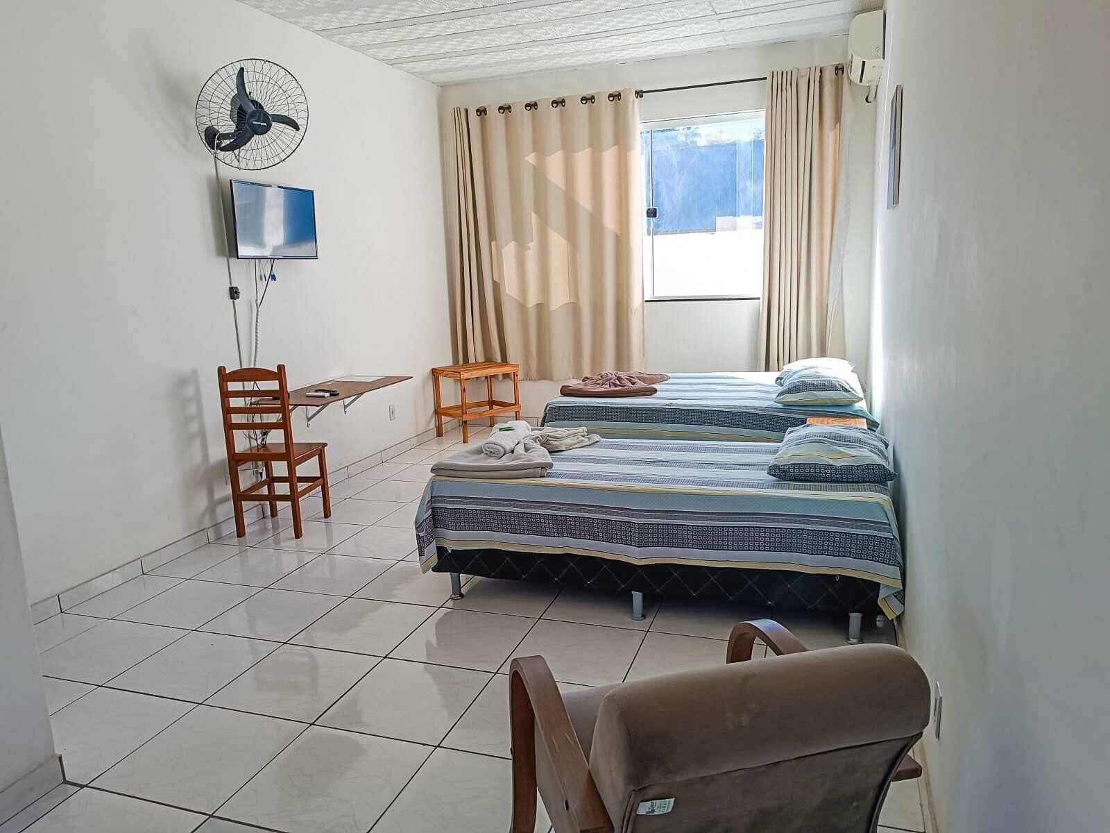 Habitació familiar, diversos llits | Minibar, decoració individual i escriptori 