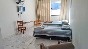 Minibar, decoración personalizada y escritorio