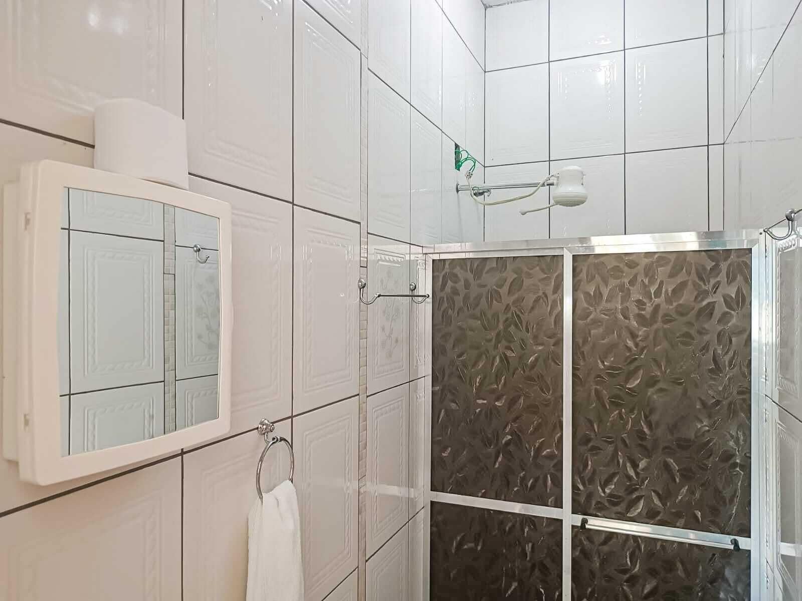 Quarto família, várias camas | Banheiro | Chuveiro, toalhas de banho, sabonete, papel higiênico