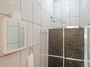 Familienzimmer, Mehrere Betten | Badezimmer | Dusche, Handtücher, Seife, Toilettenpapier