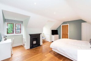 5 bedrooms, iron/ironing board, free WiFi