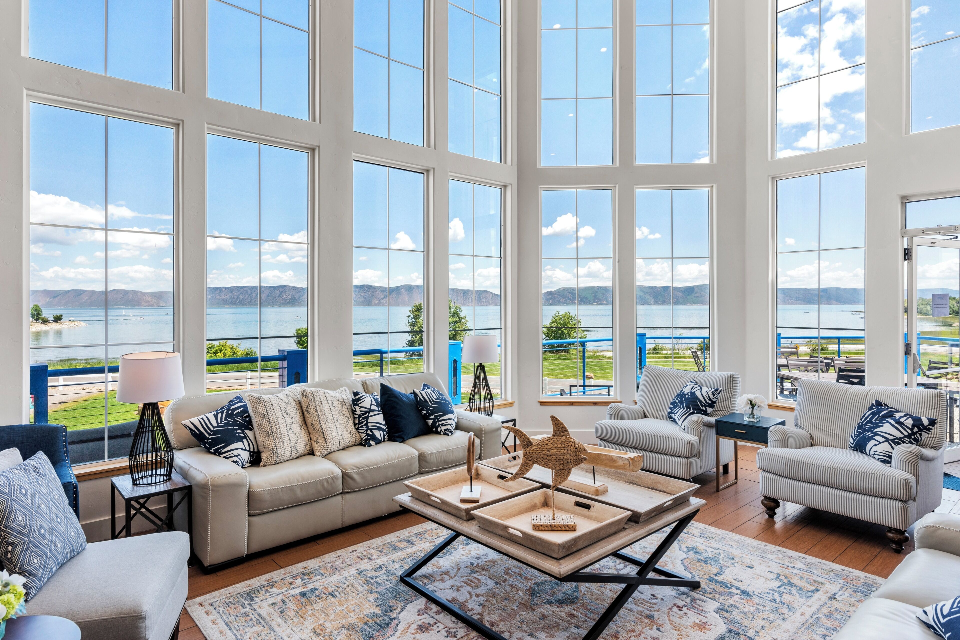 Télévision, cheminée, lecteur de DVD, table de tennis de table