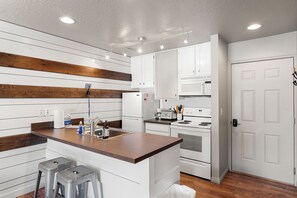 Kjøleskap, mikrobølgeovn, ovn og kokeplater