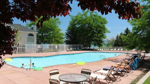 Sunrise Resort Room #103 | 1 Bed, 1 Bath