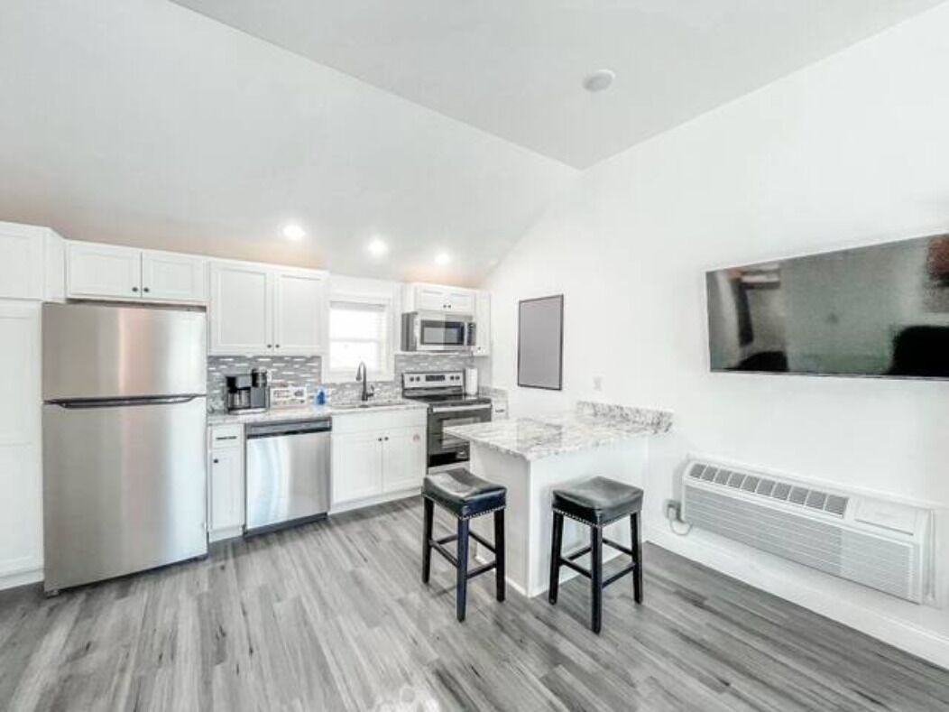 The Regatta Room! Walking Distance to Madison Riverfront & Downtown! 
