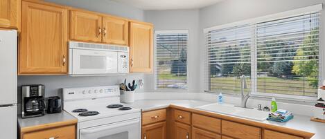 Kylskåp, mikrovågsugn, ugn och spishäll