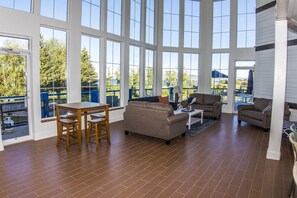 TV, peis og bordtennis