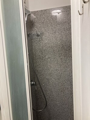 Douche, serviettes fournies