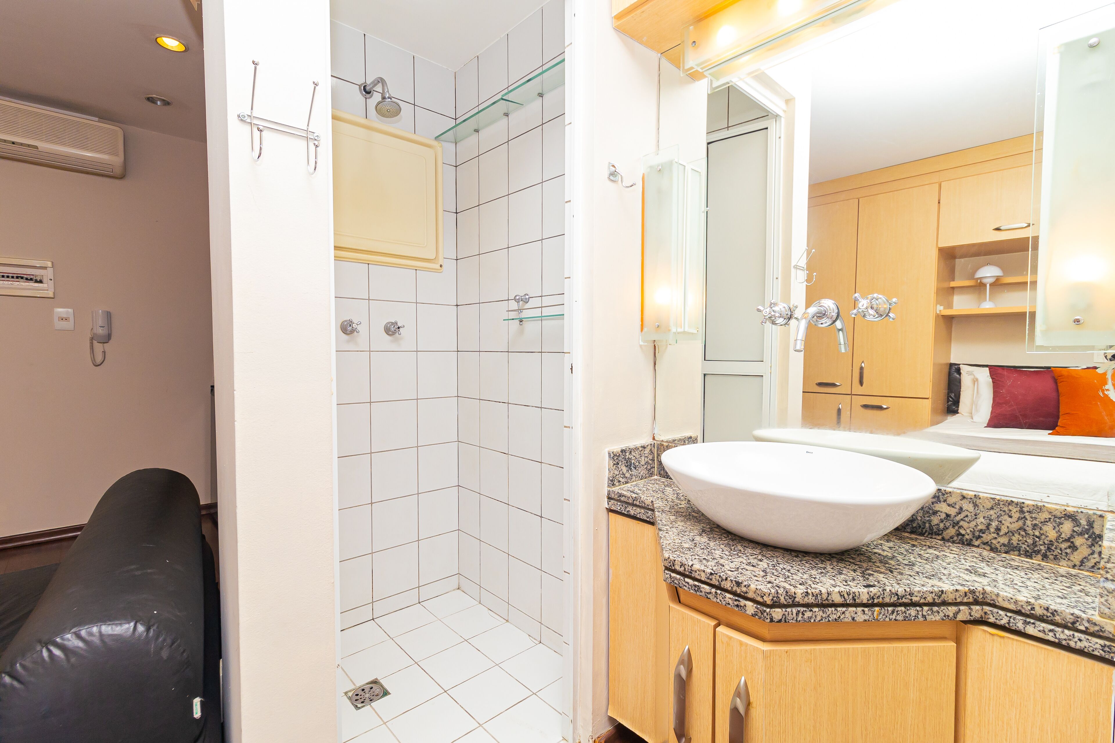 Basic Apartment | Bathroom