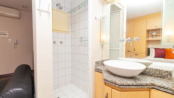 Basic Apartment | Bathroom