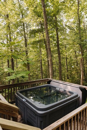 Outdoor spa tub - "The Lantern" Woodsy Cabin Experience w/ HotTub (Rogers)
