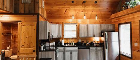 Kjøleskap, mikrobølgeovn, ovn og kokeplater