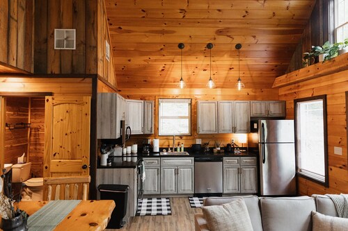 "The Lantern" Woodsy Cabin Experience w/ HotTub
