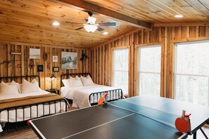 3 bedrooms, iron/ironing board, WiFi, bed sheets - "The Lantern" Woodsy Cabin Experience w/ HotTub (Rogers)