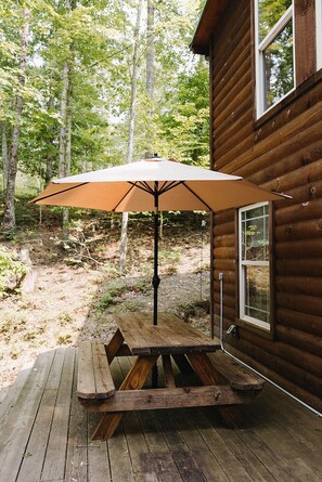 Outdoor dining - "The Lantern" Woodsy Cabin Experience w/ HotTub (Rogers)