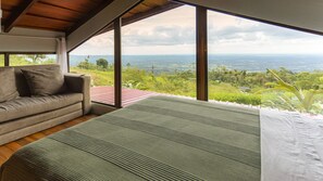 3 chambres, bureau, fer et planche à repasser, lit parapluie