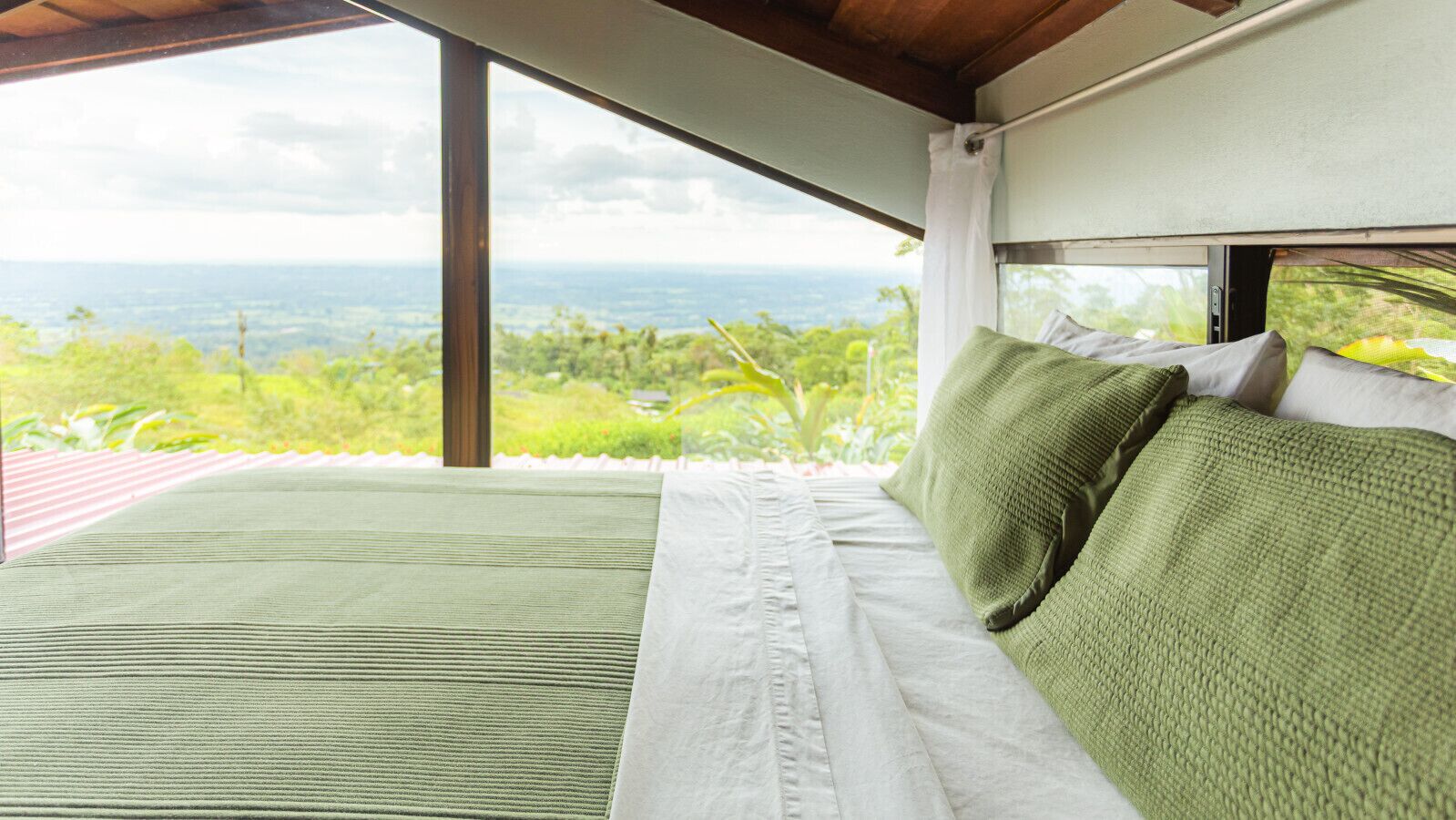 3 bedrooms, desk, iron/ironing board, WiFi