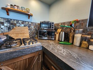 Kjøleskap, mikrobølgeovn, kokeplater og kaffetrakter/tekoker