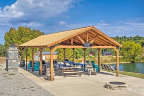 Outdoor dining - Mammoth Cave Cabin Rentals 7 - 12.8 miles from Mammoth Cave National Park (Mammoth Cave)