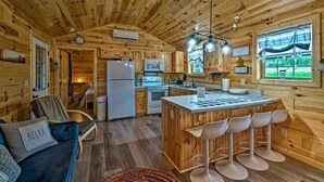L’intérieur d’une cabane comprend une cuisine, un coin repas et un salon.