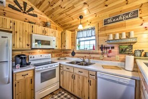 Fridge, microwave, oven, stovetop - Mammoth Cave Cabin Rentals 1 - 12.8 miles from Mammoth Cave National Park (Mammoth Cave)