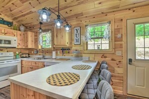 Fridge, microwave, oven, stovetop - Mammoth Cave Cabin Rentals 11 - 12.8 miles from Mammoth Cave National Park (Mammoth Cave)