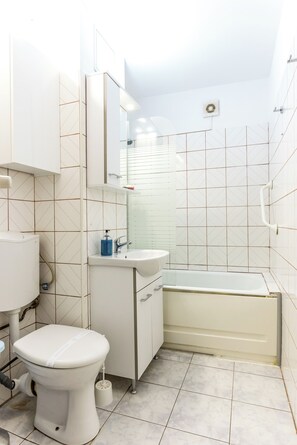 مجففات شعر، مناشف، صابون، ورق حمّام