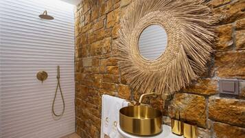 Secador de cabelo, toalhas de banho, sabonete, papel higiênico