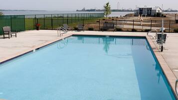 Alberca al aire libre y alberca climatizada