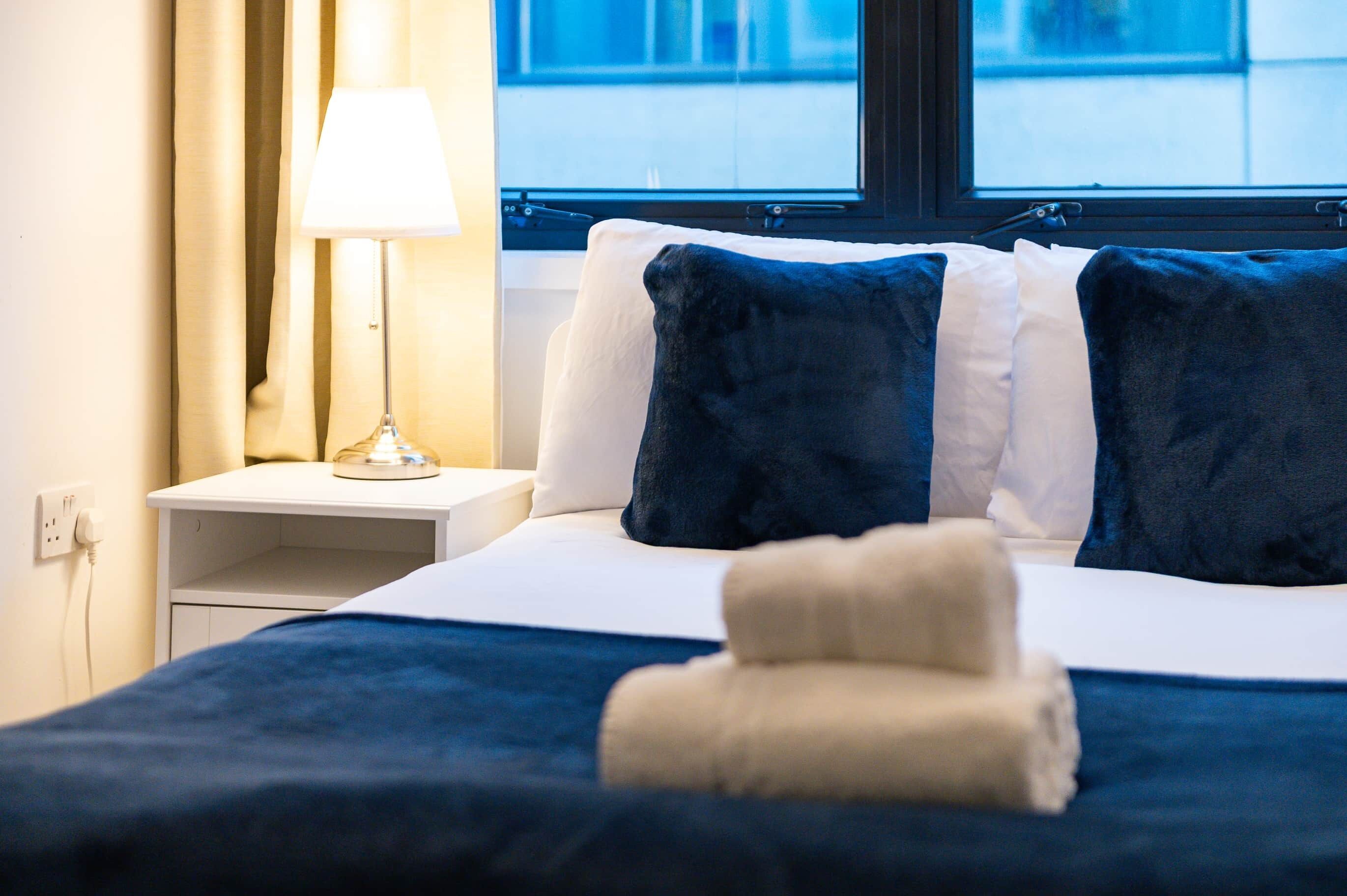 2 habitaciones, tabla de planchar con plancha, wifi y ropa de cama 