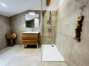 Habitación doble clásica, 1 cama Queen size | Baño | Regadera, regadera tipo lluvia, amenidades de baño gratuitas 