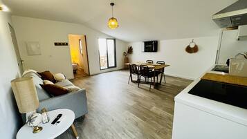 Classic Apartment | Private kitchen | Full-size fridge, microwave, oven, stovetop