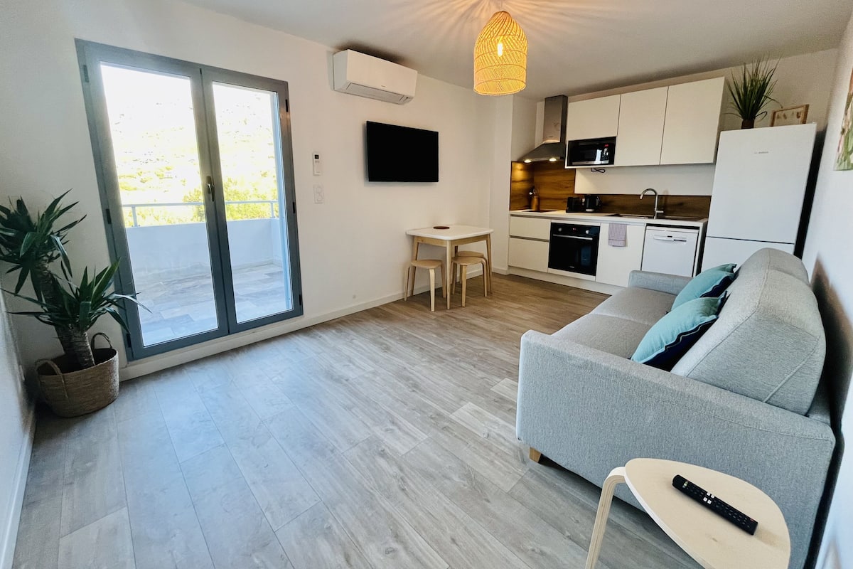 Klassiek appartement | Woonruimte | Een flatscreentelevisie