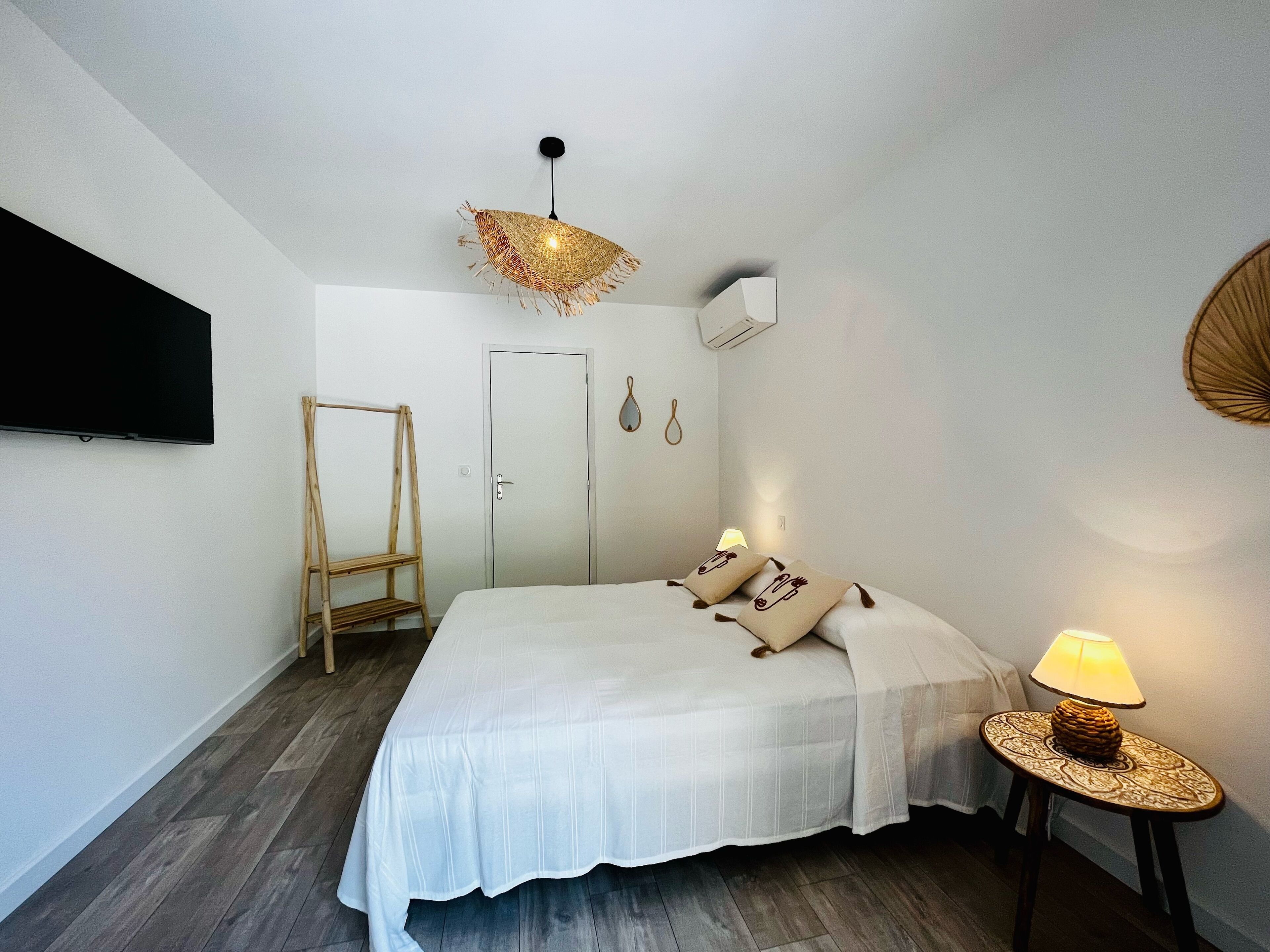 Classic Double Room, 1 Queen Bed | Soundproofing, free WiFi, bed sheets