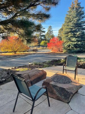 Property grounds - Cottage with a stone fire pit and pet friendly! (Flagstaff)