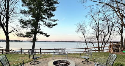 Game Room! -Lakefront 5BRM - Huge Yard